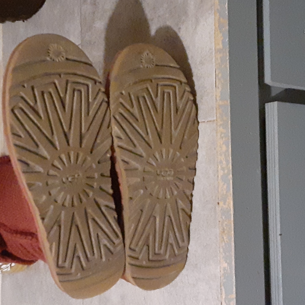 UGG size 9 - Picture 5 of 5